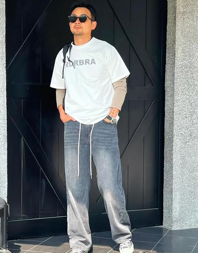 四五十岁男人,夏天穿t恤尽量别配"短裤,紧身裤",油腻很土气