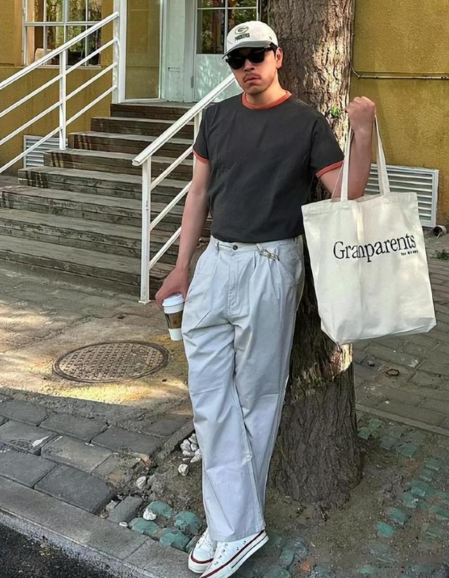 四五十岁男人,夏天穿t恤尽量别配"短裤,紧身裤",油腻很土气