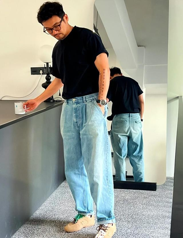 四五十岁男人,夏天穿t恤尽量别配"短裤,紧身裤",油腻很土气