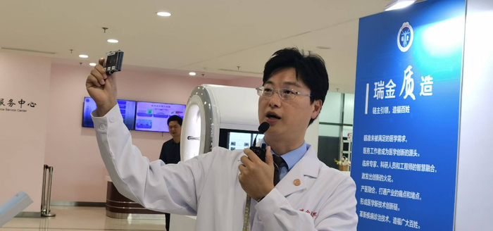 医生介绍研制的医疗芯片。科技日报记者 王春 摄