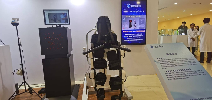医生与企业合作开发了下肢外骨骼机器人。科技日报记者 王春 摄