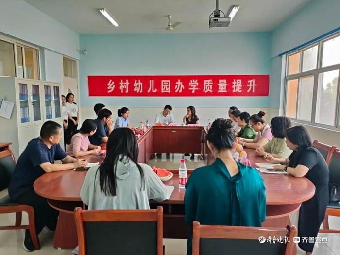 民盟德州市委会到赵虎镇赵宅中心幼儿园开展实践中心揭牌仪式