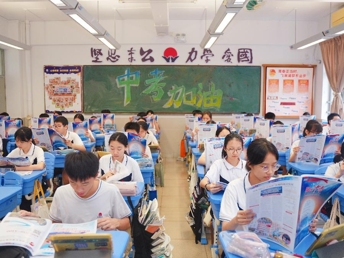 向全城中学初三考生免费派发双铜纸质版《阳光中考》,活动覆盖华南