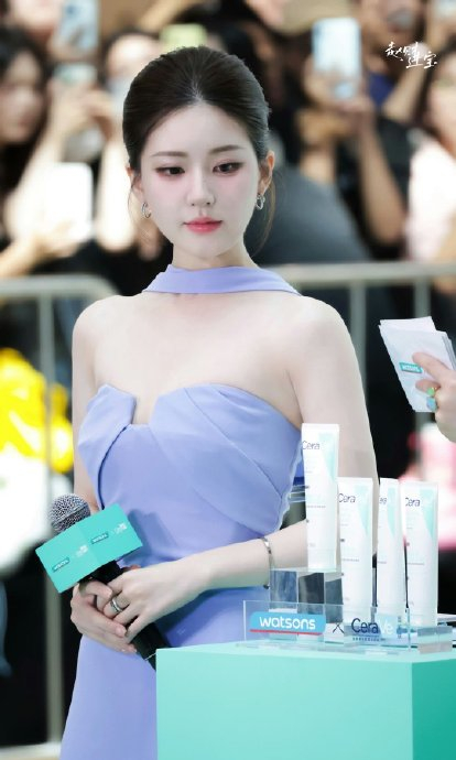 赵露思成都活动生图,盘发 抹胸长裙造型优雅气质,也太适合这个风格了!