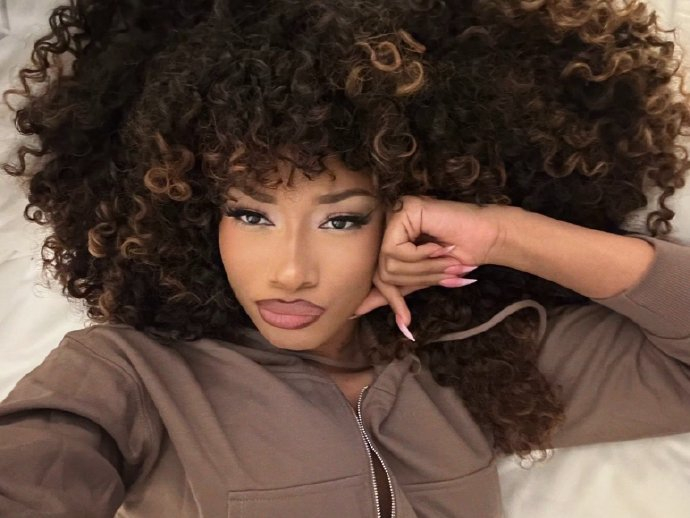 megan thee stallion展示超茂盛美发