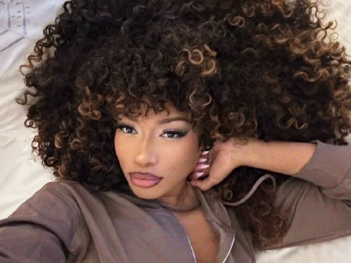 megan thee stallion展示超茂盛美发