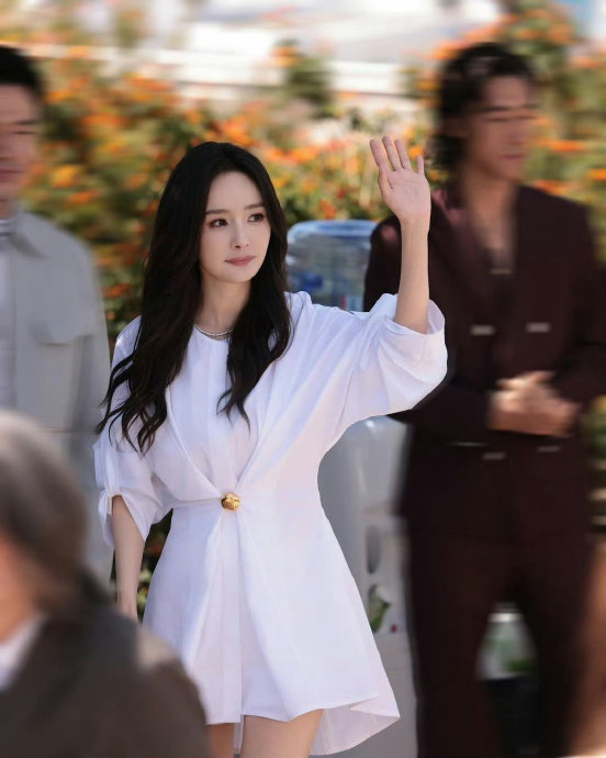 是随手一截都好看的程度,杨幂棕红色风衣在风中摇曳真的好美