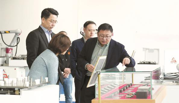            张建政（右一）和同事在工作  受访者供图          