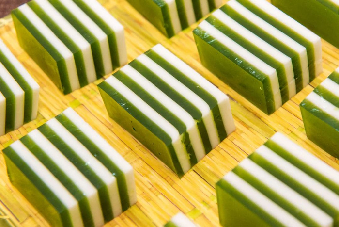 苦瓜被做成各种菜式：苦瓜刺身、霸王苦瓜鸡、苦瓜千层糕等。梁智锋/摄