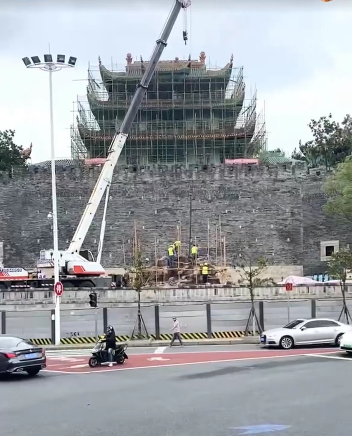 网友近期拍摄的天心阁整修期间照片，“太平军魂”雕塑已不在原位。