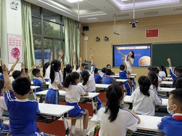 西乡街道开展民航知识进校园活动|深圳市_新浪新闻