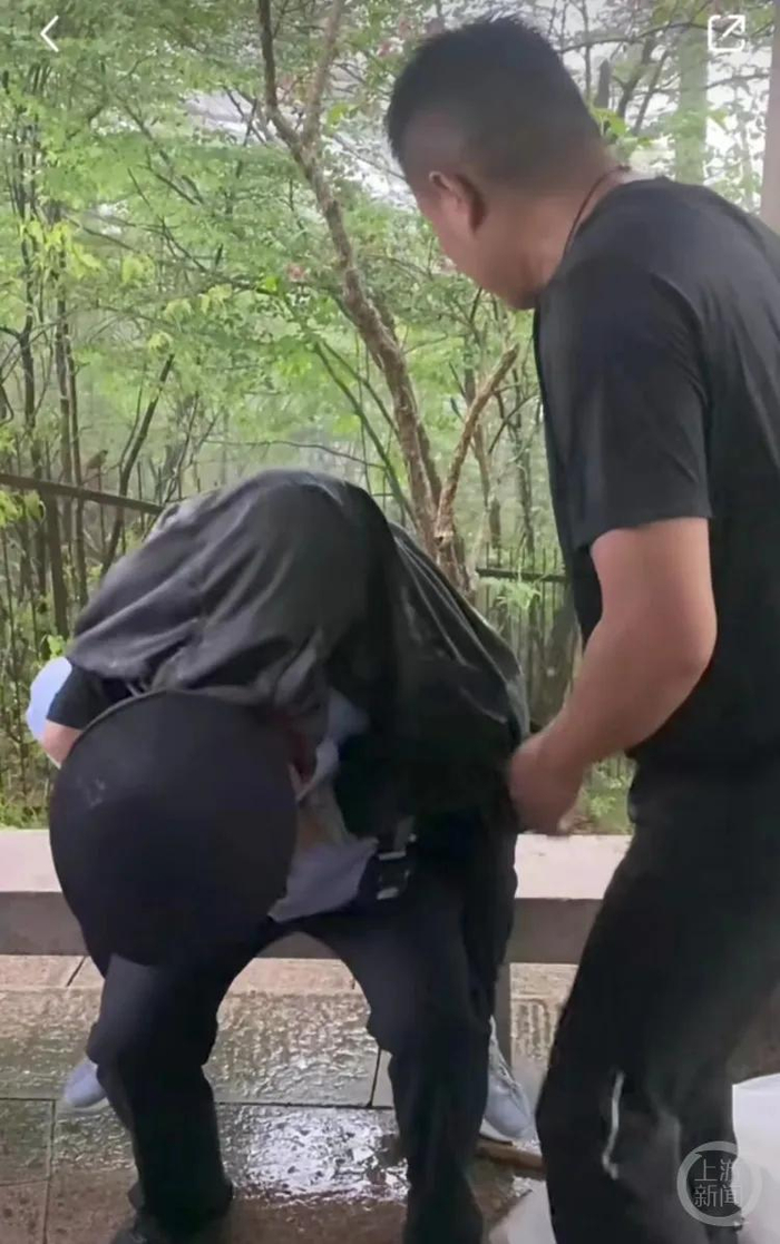 网帖称，保安将受伤小男孩背下飞来石。受访者供图
