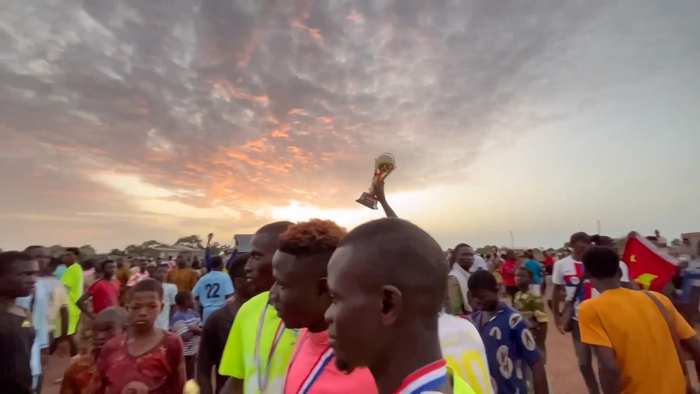 中国援贝宁棉花技术援助项目专家为满足当地村民的足球热情,与当地