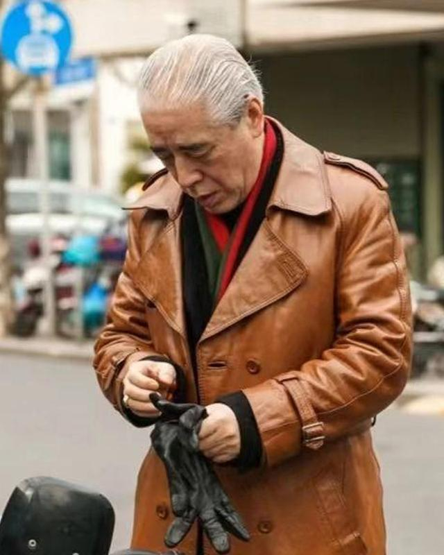 如果是头发比较稀疏的爷爷,则可以尝试背头发型.