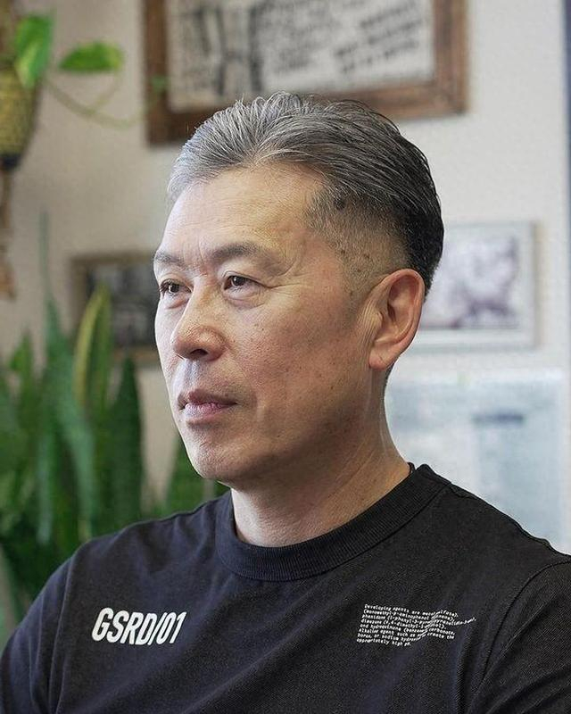 三七分发型成熟稳重,又兼顾雅痞高级气质,非常适合七八十岁的爷爷们.