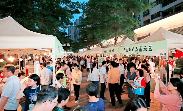 广东中山:中医赶"夜市""摆摊"送健康