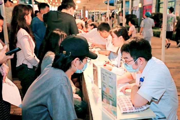 广东中山:中医赶"夜市""摆摊"送健康