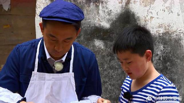 黄磊再现黄小厨风采,带着"儿子"包馄饨好有爱!