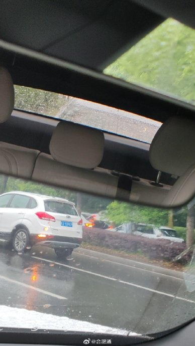 网友:早高峰,合肥徽州大道附近发生2车追尾事故,雨天路滑