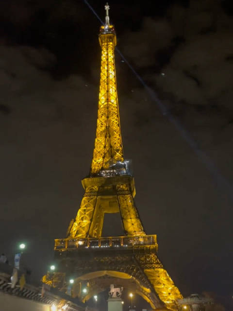 巴黎奥运会将至,巴黎铁塔也跟着凑热闹了 据巴黎人报称,从6月17号开始