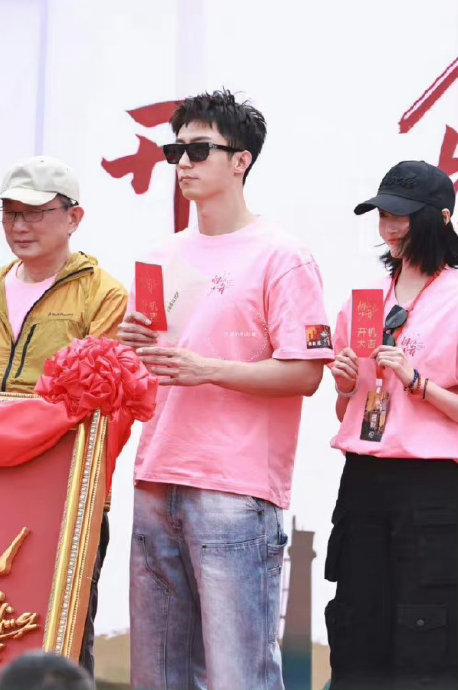 黄景瑜关晓彤新剧今日开机同框合照,两位二搭了!