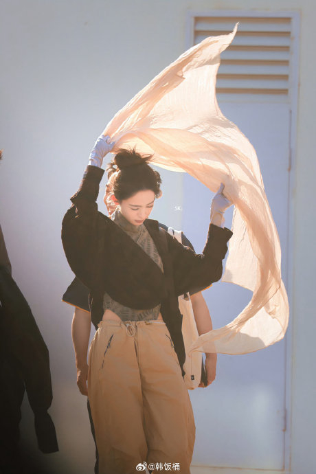 沙漠公主娜扎《旅行任意门》路透|沙漠|古力娜扎|旅行任意门_新浪新闻