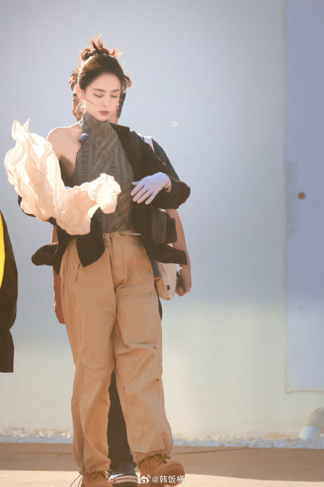 沙漠公主娜扎《旅行任意门》路透|沙漠|古力娜扎|旅行任意门_新浪新闻