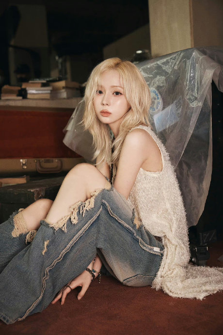 金玟庭在被记者提问方时赫聊天记录的问题时笑场了