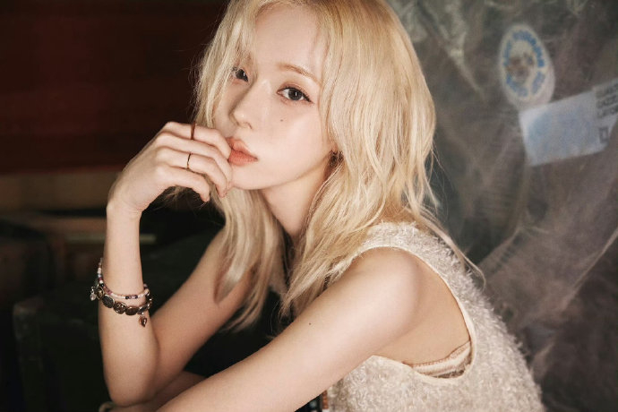 金玟庭在被记者提问方时赫聊天记录的问题时笑场了