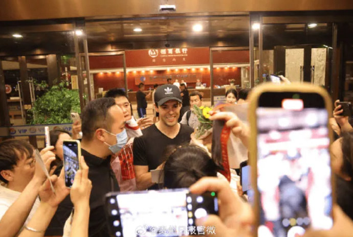 贵州日报:卡卡今天凌晨抵达贵阳,将现场观战村超
