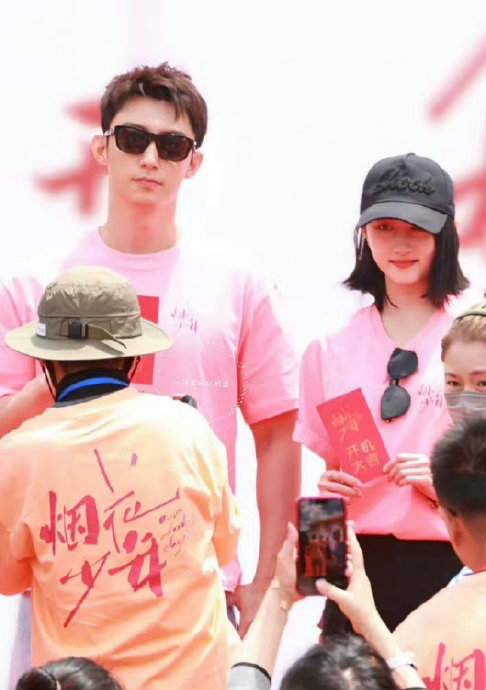 黄景瑜关晓彤新剧今日开机同框合照,两位二搭了!