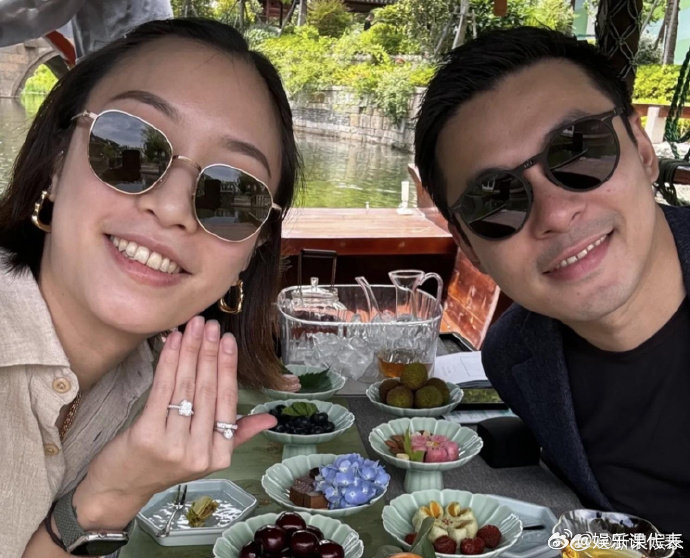 据港媒，霍启刚弟弟霍启仁日前求婚泰国女友Namfon成功…|霍启人|namfon|结婚|钻戒|女方_新浪新闻