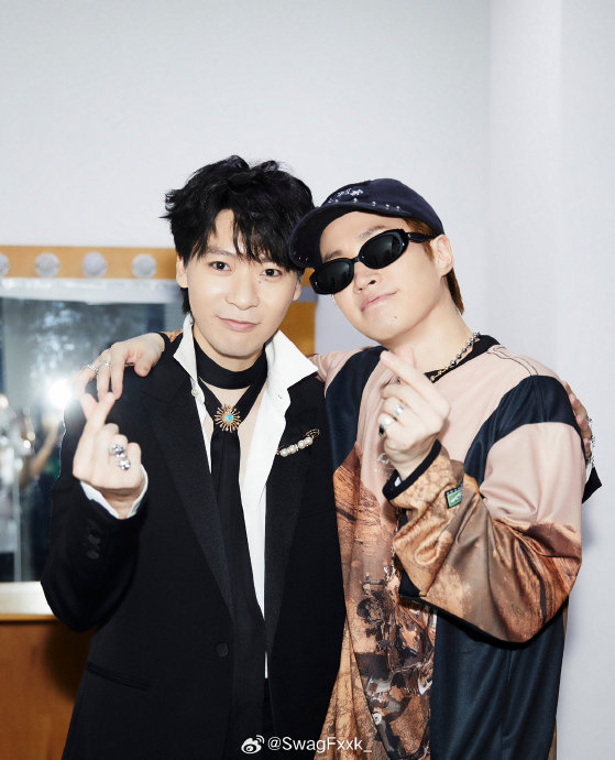 福克斯在《新说唱》踢馆后晒出和tablo的合影!