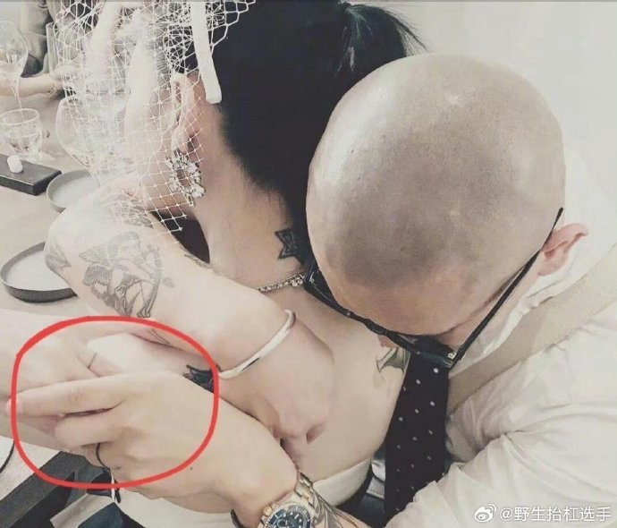 大钻戒比大s的纹身戒指不知道好多少倍|汪小菲|徐熙媛|纹身_新浪新闻