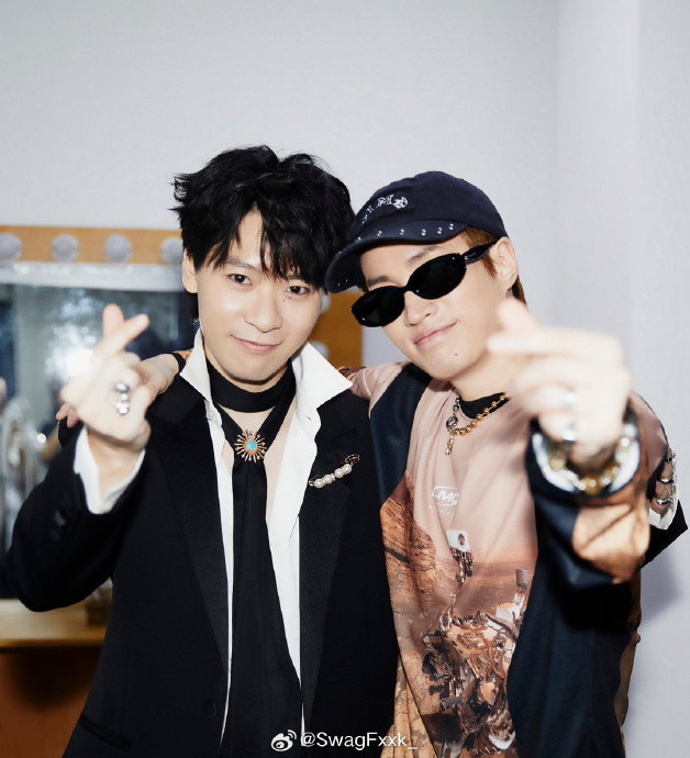 福克斯在《新说唱》踢馆后晒出和tablo的合影!