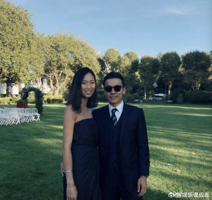 据港媒,霍启刚弟弟霍启仁日前求婚泰国女友Namfon成功…|霍启人|namfon|结婚|钻戒|女方_新浪新闻