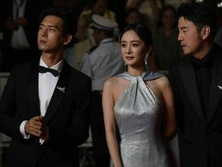 杨幂 随着节奏摇摆,与 雷佳音 亲密交流杨幂