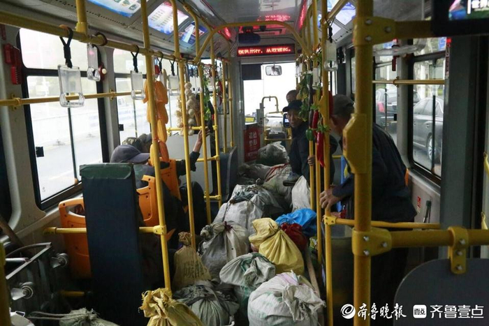 蹲点报告丨助菜农跨海卖菜,青岛"卖菜公交"十年运送10万人次