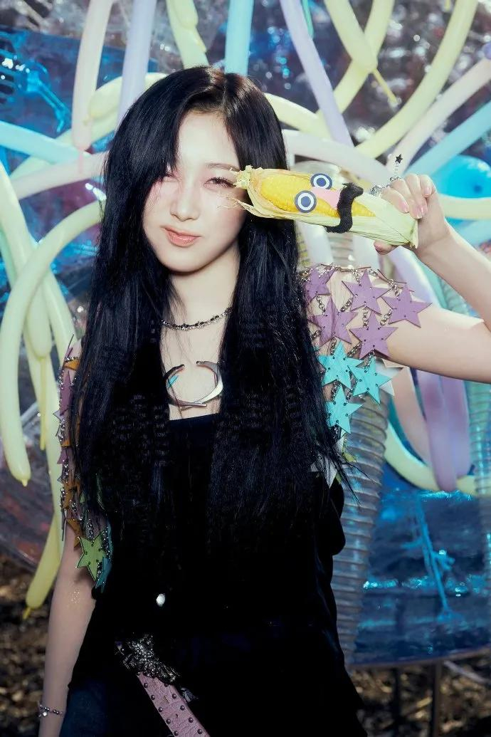 对比jennie素人期就能合作权志龙,她如今都是顶流了还要露肉?