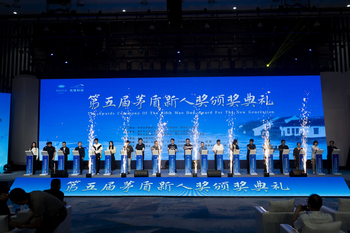 20位获奖作家印制手模并签名