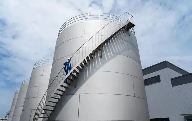 ▲鱼油原料进口于南美洲，在德阳进行提纯深加工。图源德阳头条