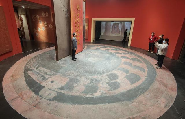 辽宁阜新查海遗址出土的石堆龙距今约8000年,它是目前通过科学考古