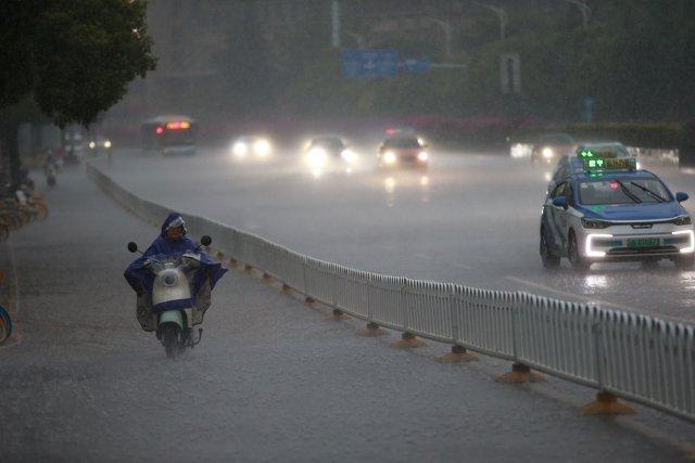 大雨袭城!昆明部分道路出现积水