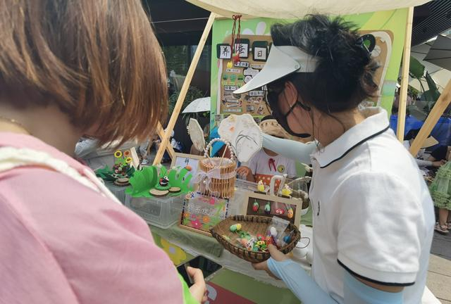 "茶店子小学家长唐丽说,学校劳动教育课程很丰富,自己也经常参加,孩子