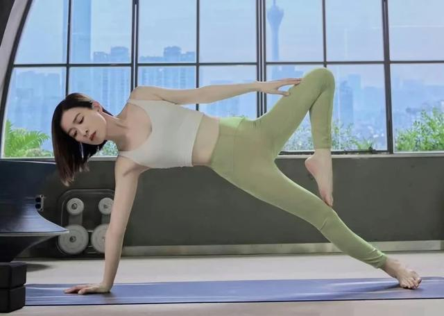 佘诗曼曾说过:瑜伽不仅可以让人的身心得到放松,还能有效塑形,改善