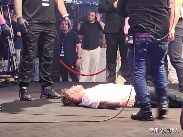 阿联酋首届"扇耳光"大赛,一男子被直接扇晕!