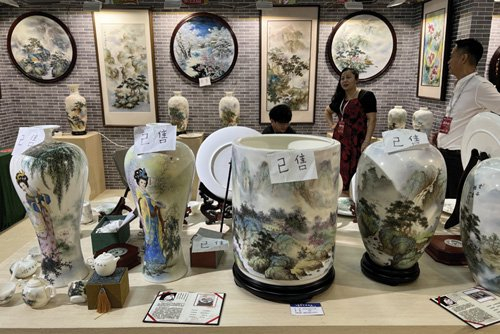 第四届中国工艺美术博览会订单金额近两亿元