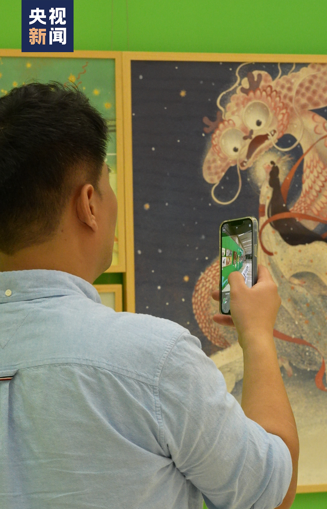 △赵秋宝使用手机