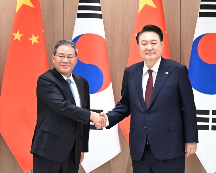  ▲ On the afternoon of May 26 local time, Premier Li Qiang of the State Council met with President Yin Xiyue of the Republic of Korea while attending the 9th China Japan ROK Leaders' Meeting in Seoul. Picture/Xinhua News Agency