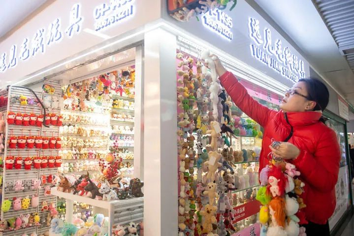 2月21日，义乌国际商贸城经营户整理展示样品。新华社记者 江汉 摄